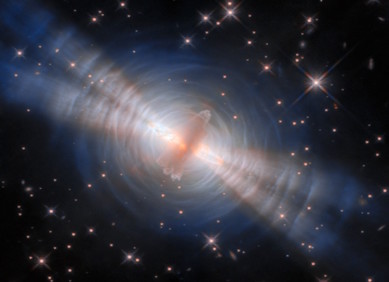 Hubble snimio spektakl oko brzo umiruće zvijezde Hubble snimio spektakl oko brzo umiruće zvijezde