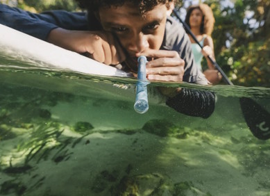 Slamka za preživljavanje filtrira vodu Slamka za preživljavanje filtrira vodu